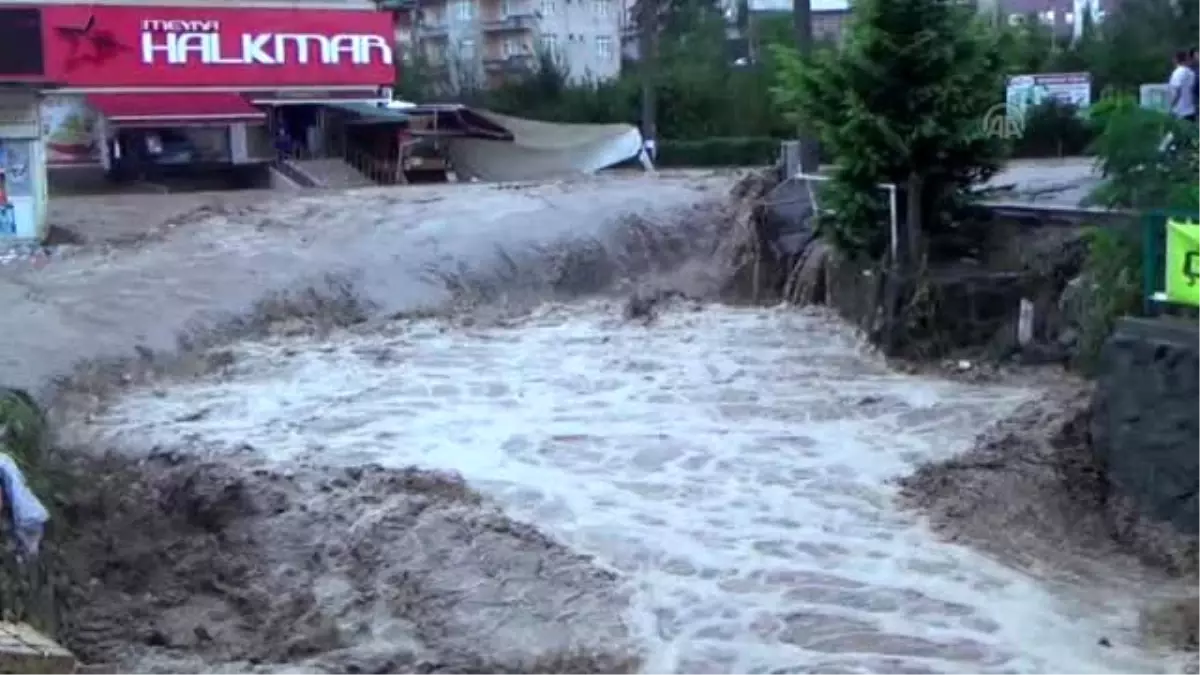 Araçlar Sel Sularına Kapıldı