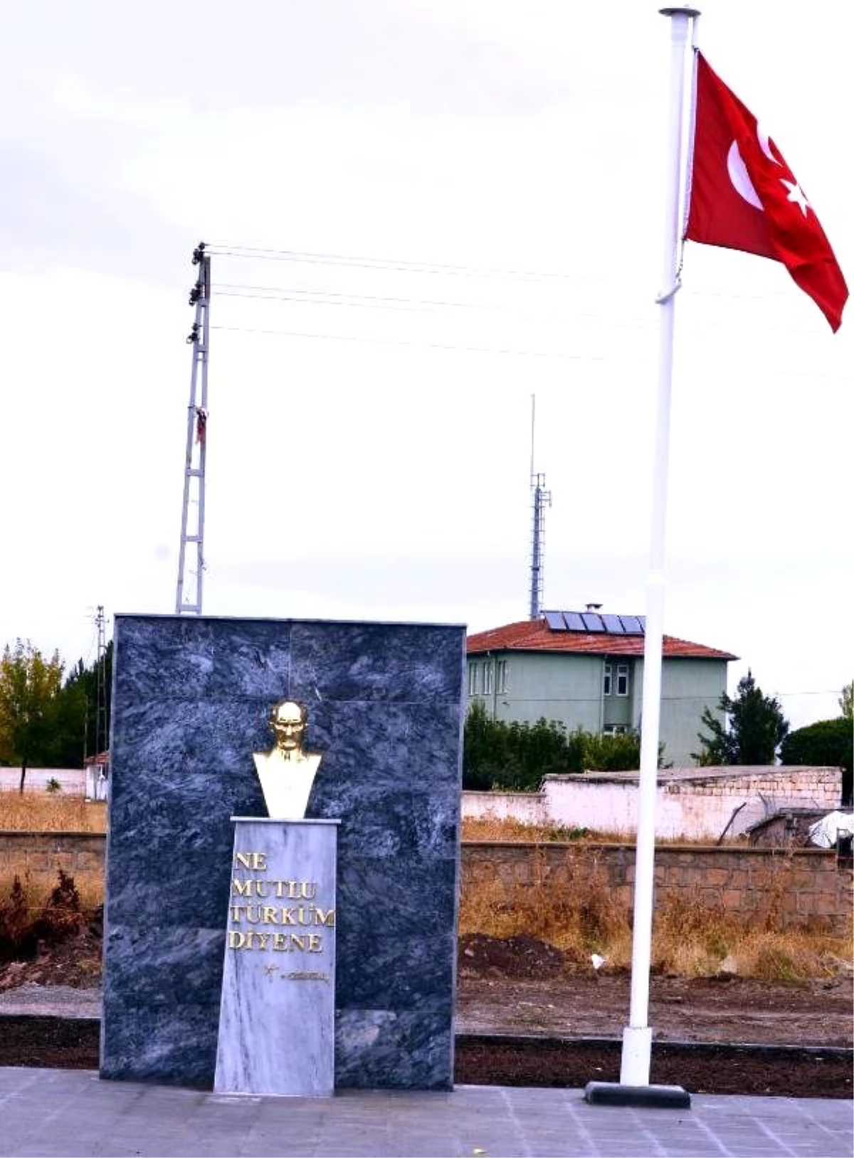 Atatürk\'ün Heykeli Gitti, Büstü Geldi
