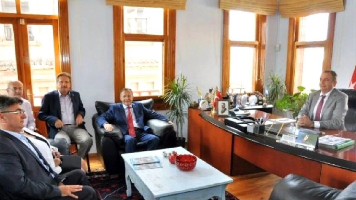 Ayvalık Belediye Başkanı Gençer\'e Başkan Uğur\'dan Ziyaret