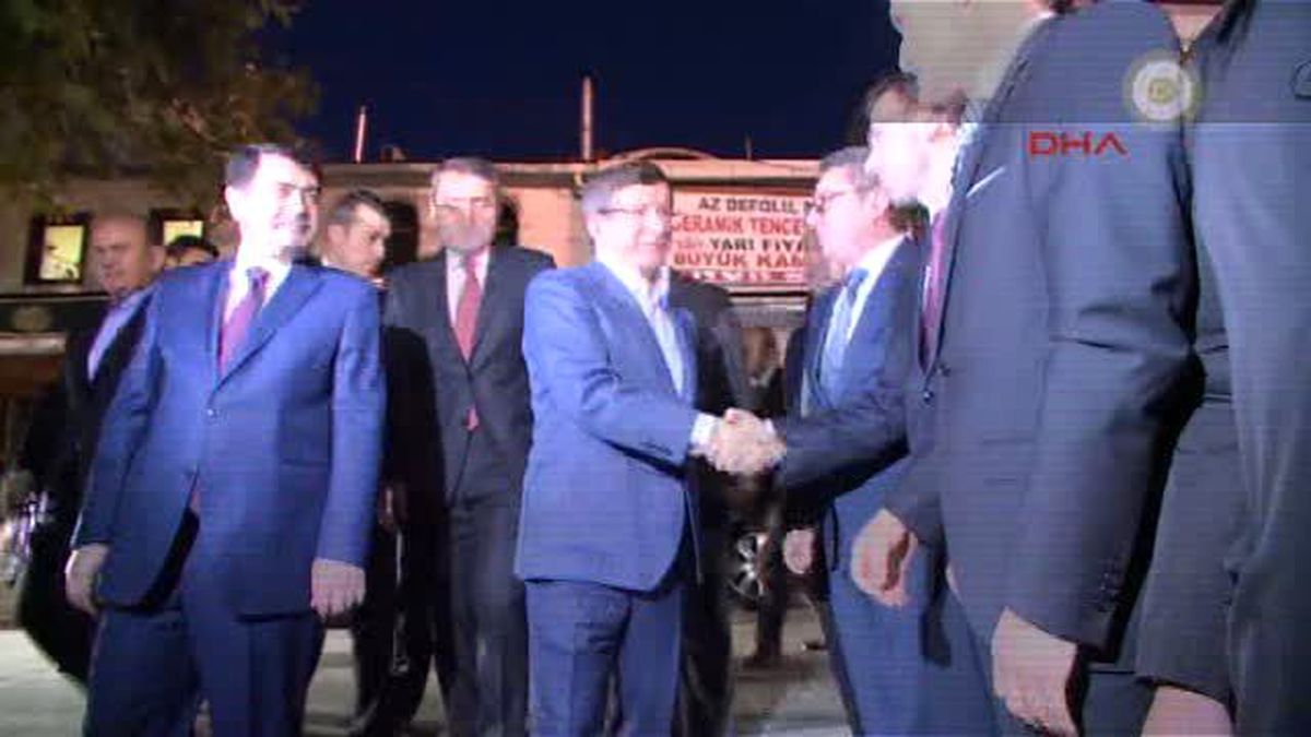 Başbakan Davutoğlu Namazdan Sonra Vatandaşlara Simit Dağıttı