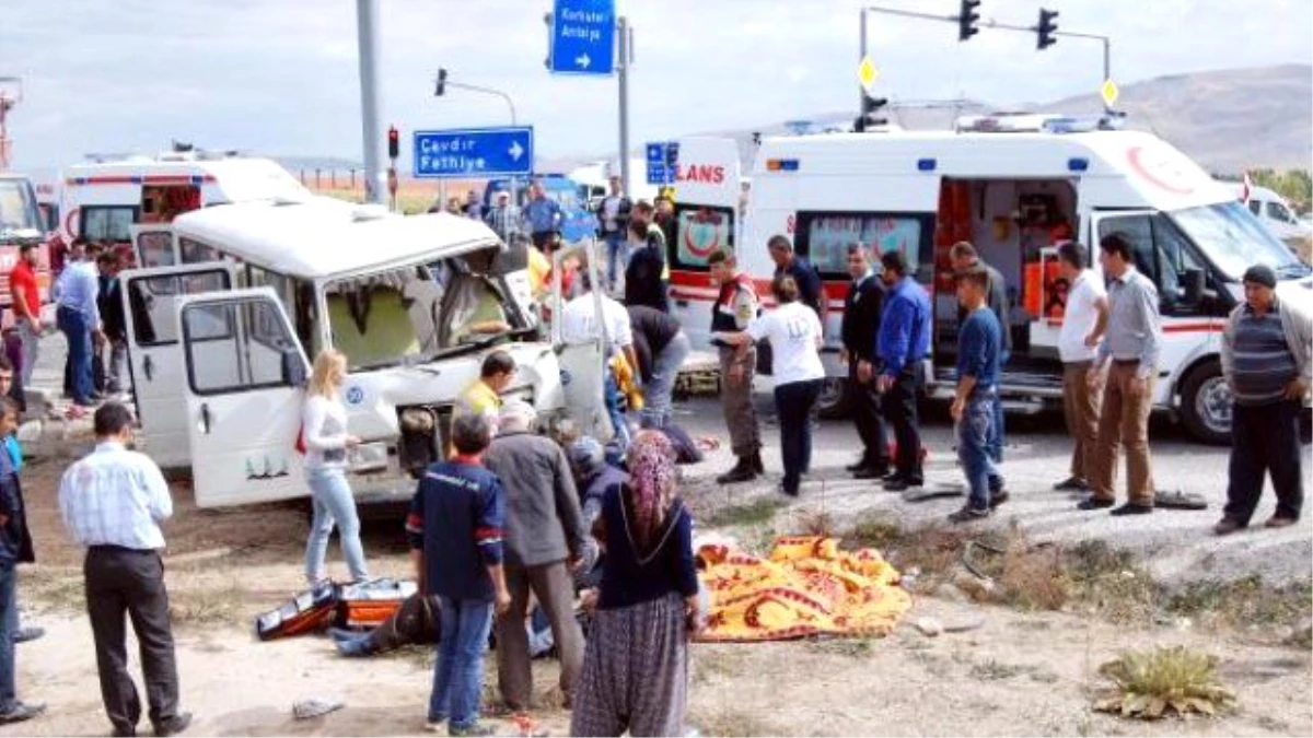 Burdur\'da Minibüsle Kamyon Çarpıştı: 2 Ölü, 14 Yaralı (2)
