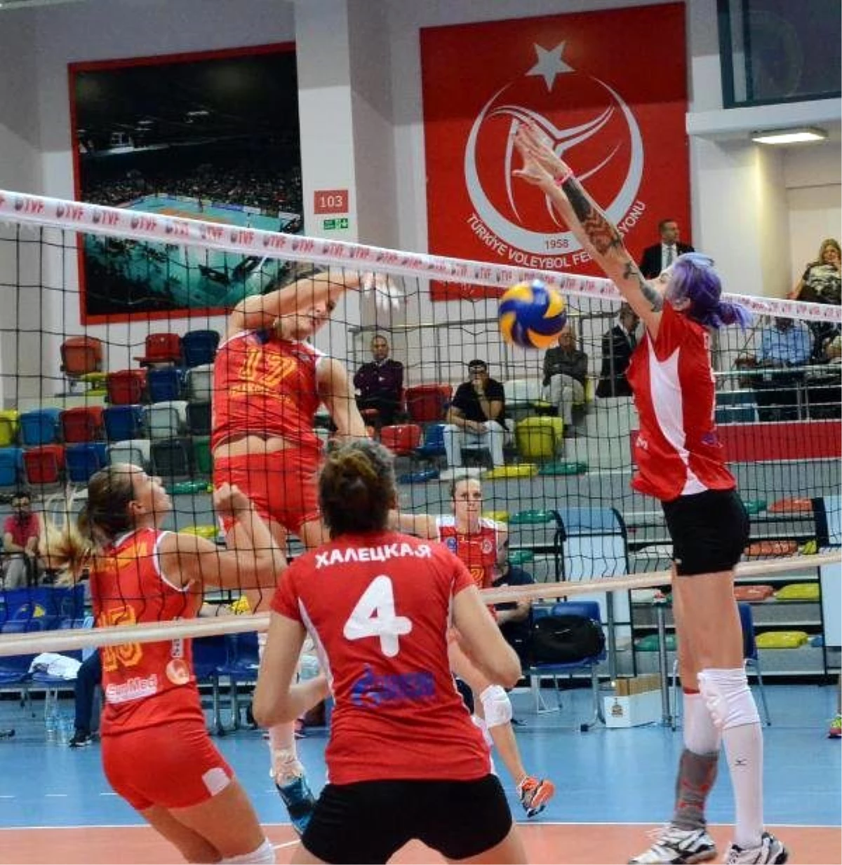 Cengiz Göllü Voleybol Turnuvası: Proton Saratov-Telekom Bakü: 2-3 Proton Saratov Şampiyon