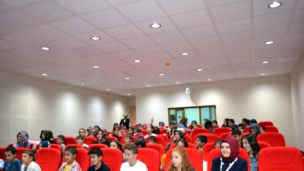Çocuk Evlerinde Kalan Çocuklar Tiyatro Gösterisiyle Eğlendi