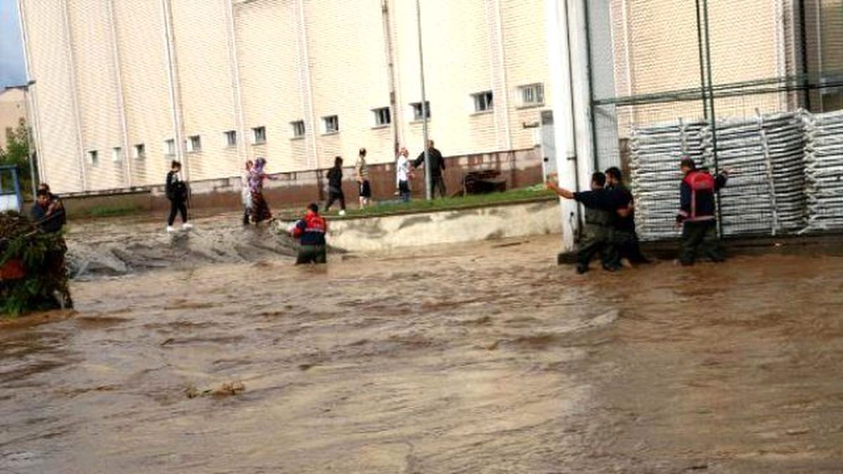 Ereğli\'de Yağmur Sele Yol Açtı