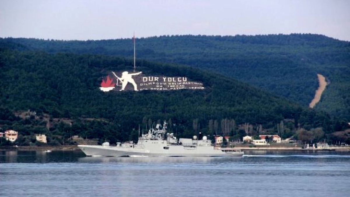 Hindistan Savaş Gemisi Çanakkale Boğazı\'ndan Geçti
