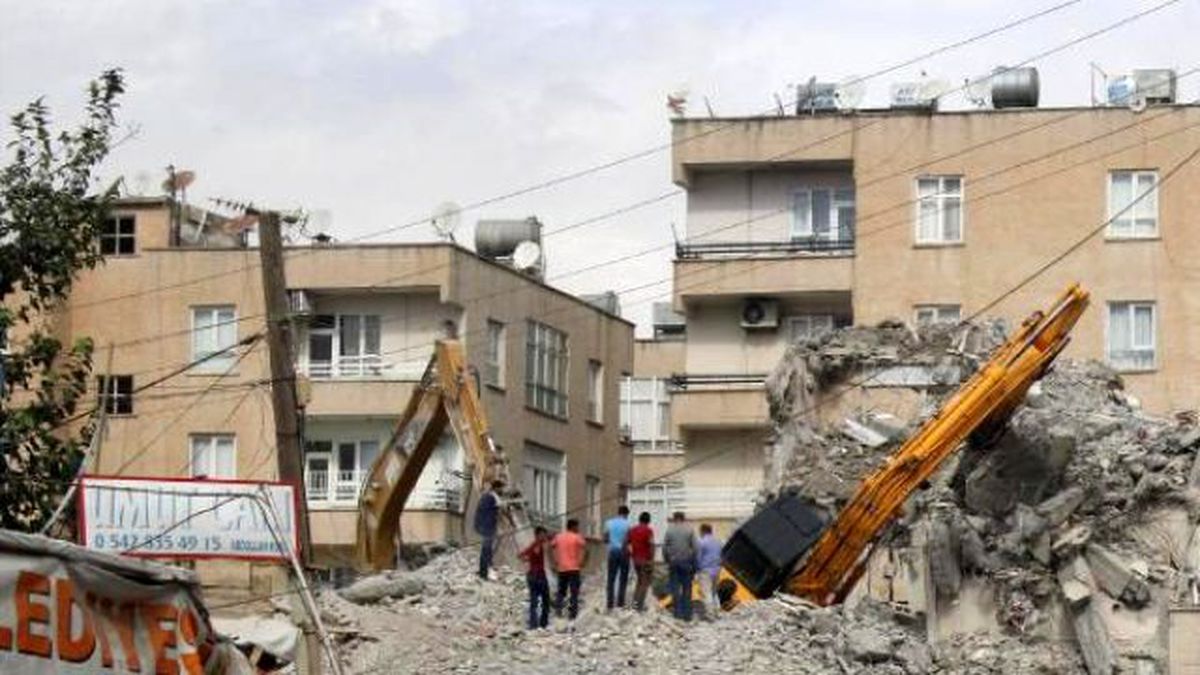 İş Makinesi Yıkımda Devrildi