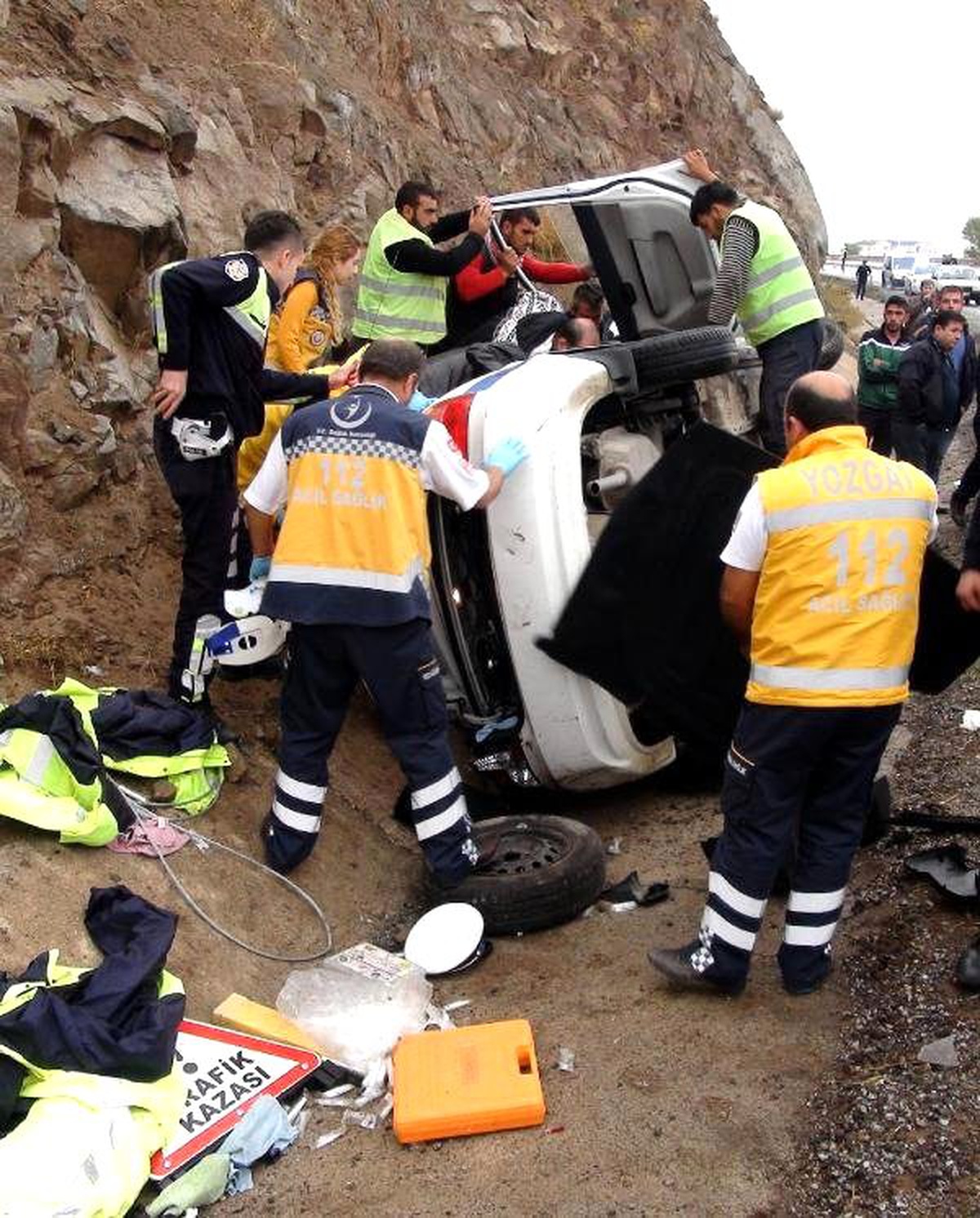 Kamyonet Polis Otosuna Çarptı: 3 Yaralı