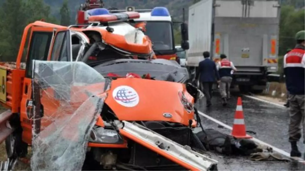 Karayolları Kamyoneti ile Kamyon Çarpıştı: 2 Ölü, 2 Yaralı