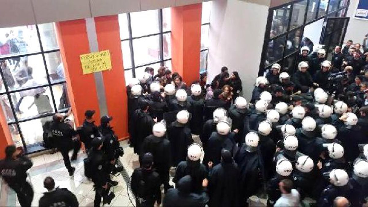 Kocaeli Üniversitesi'ndeki Suruç Anmasına Polis Müdahale Etti