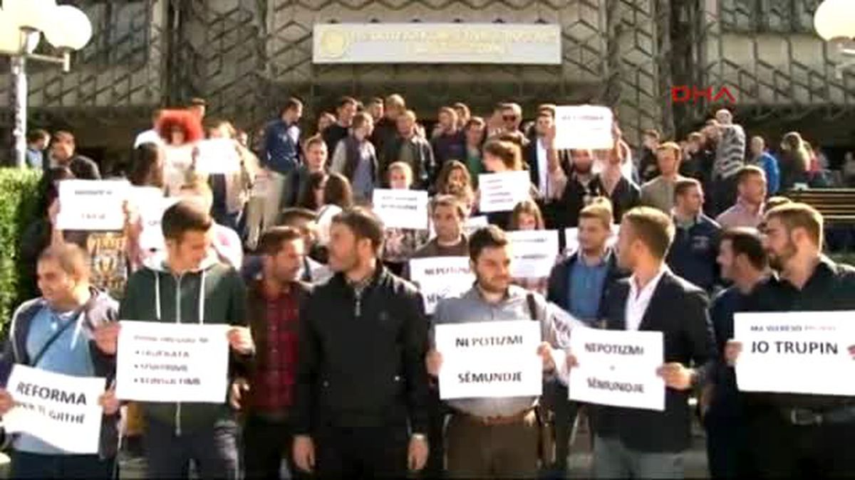 Priştine Üniversitesi Öğrencilerinden Protesto
