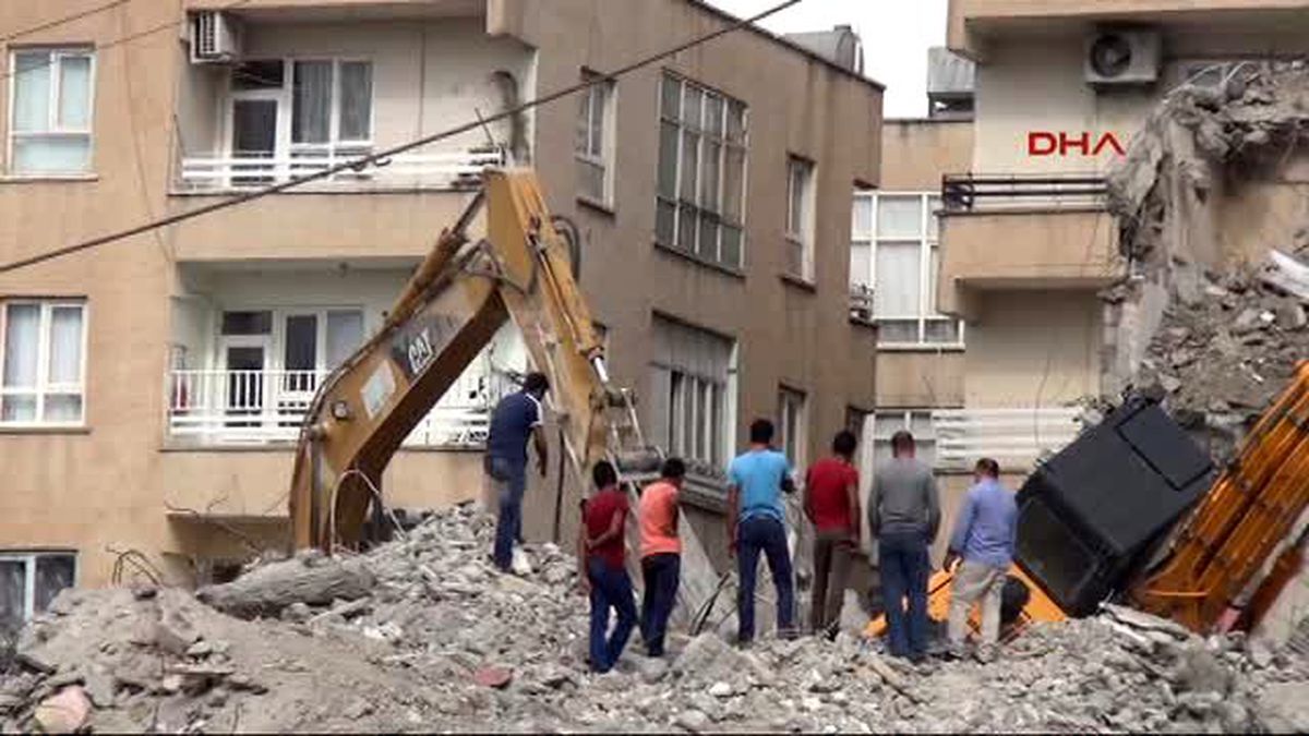 Şanlıurfa - İş Makinesi Yıkımda Devrildi