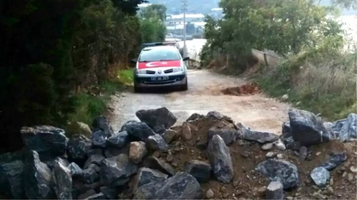 Tapulu Arazisinden Geçen Yolu, Moloz Döküp Kapattı