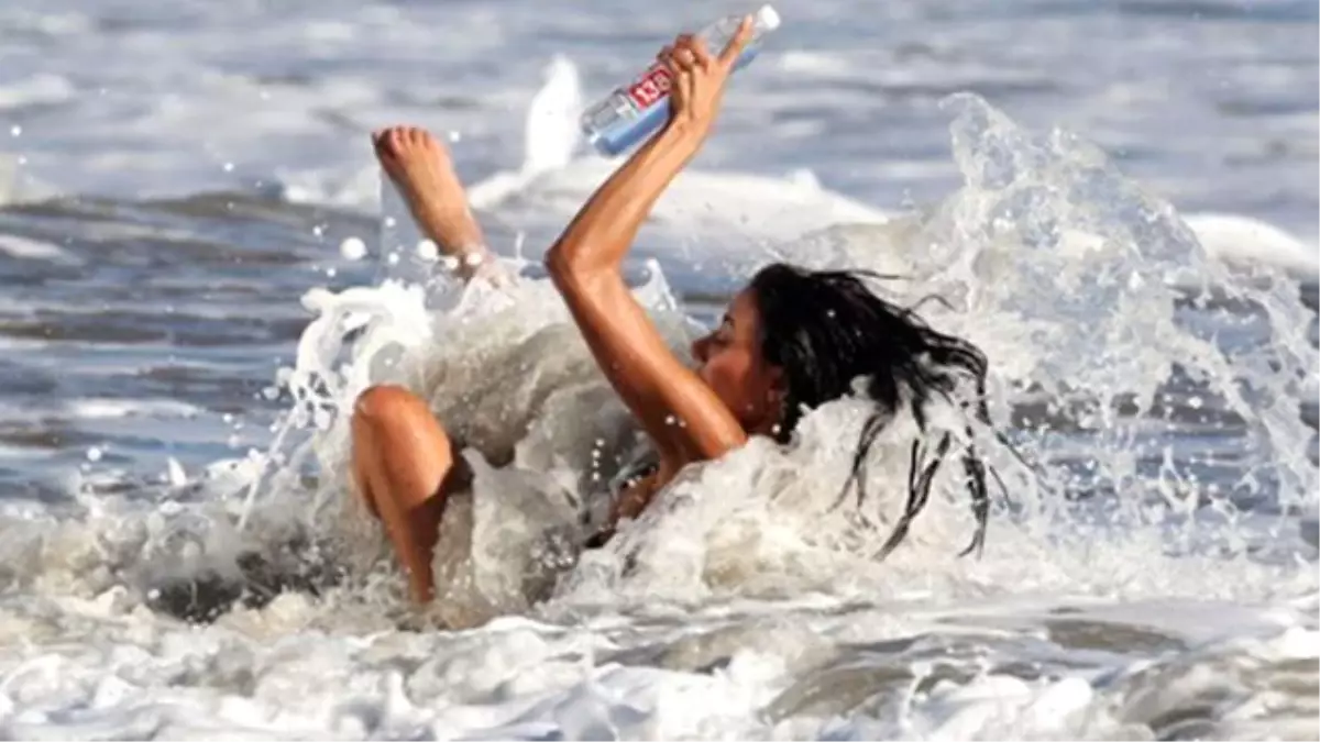 Ünlü Model Tatiana Eriksen, Poz Verirken Düştü