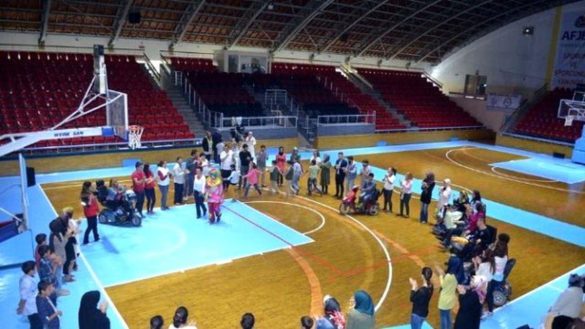 Afyonkarahisar Gençlik Hizmetleri ve Spor İl Müdürlüğü Kimsesiz Çocukların Yüzünü Güldürdü