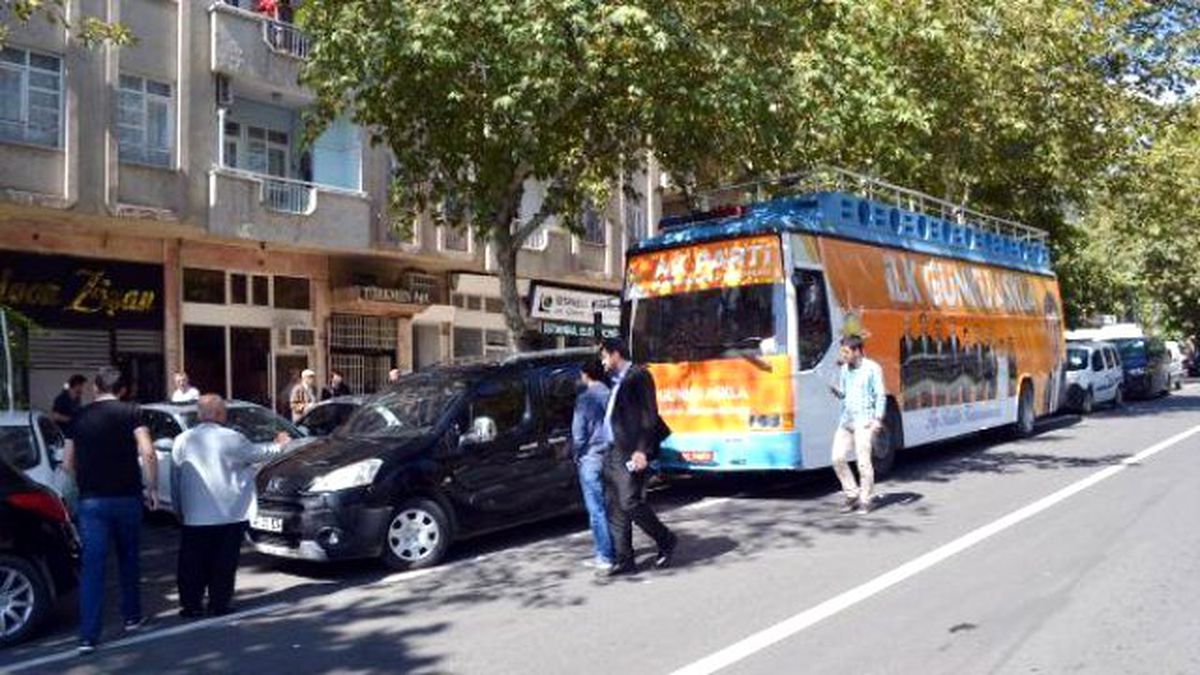 AK Parti\'nin Seçim Otobüsü 4 Araca Çarptı