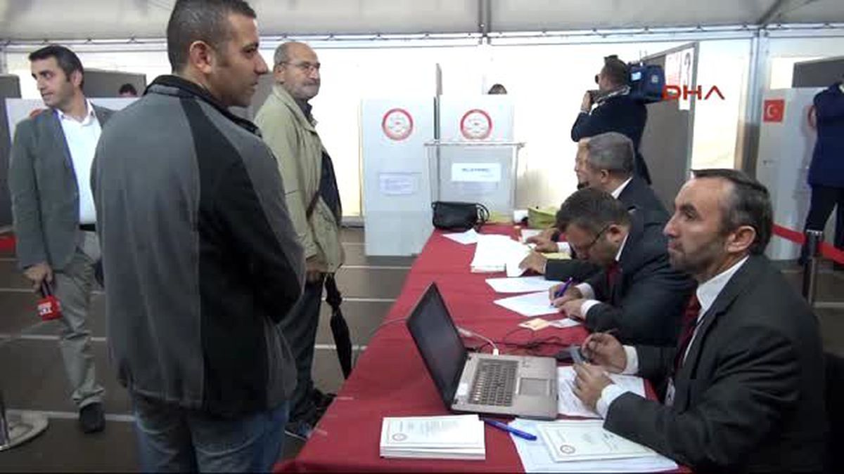 Almanya\'da Seçmenler 1 Kasım Seçimleri İçin Oylarını Kullanmaya Başladılar