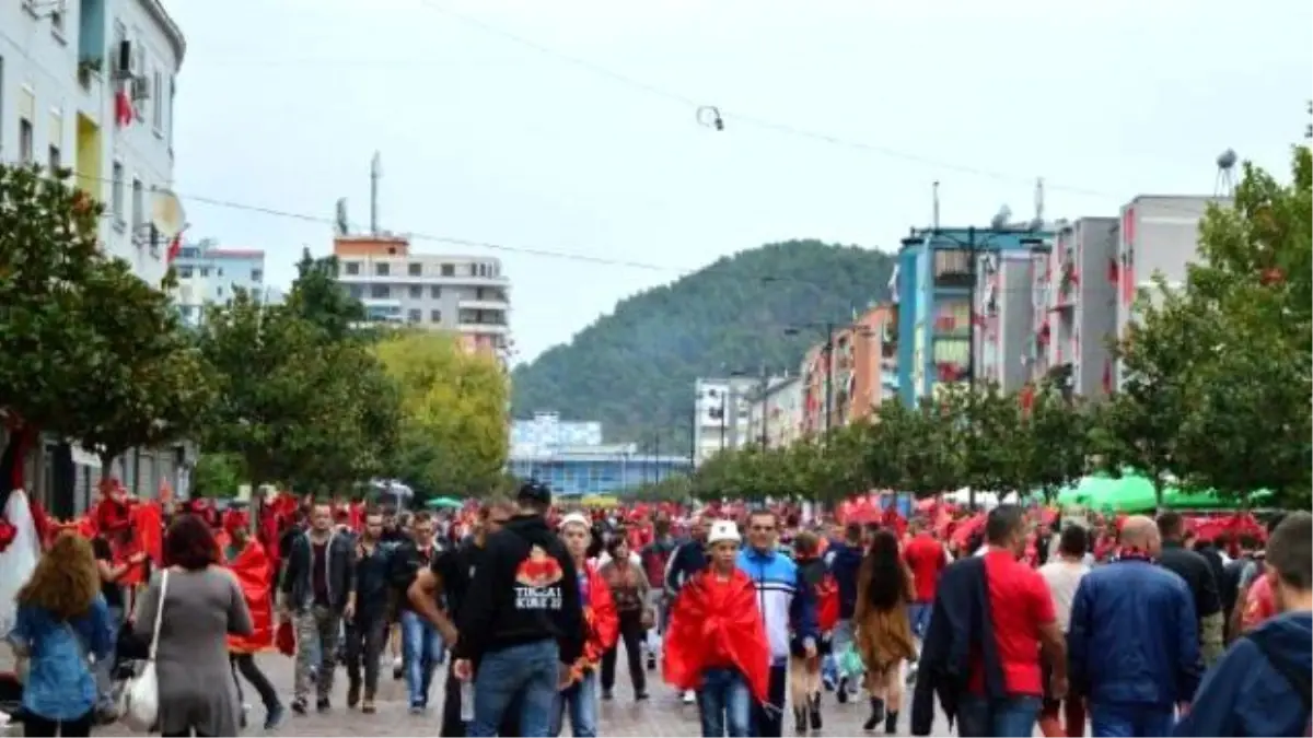 Arnavutluk - Sırbistan Maçı Öncesi Elbasan Kırmızı-siyaha Büründü