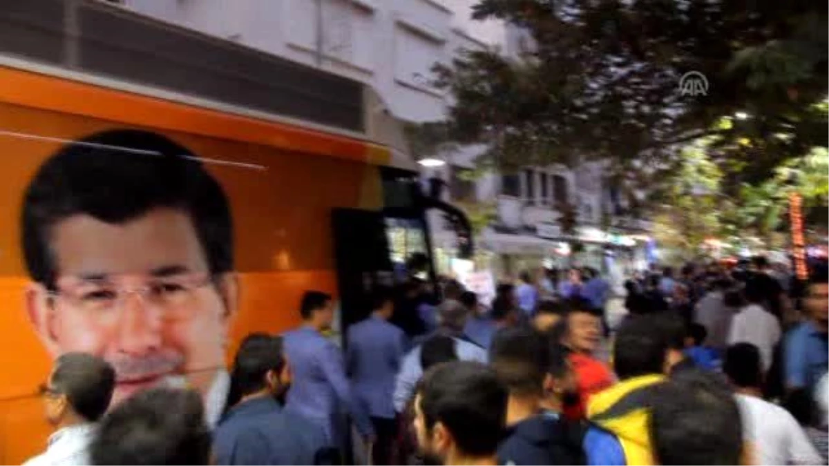 Başbakan Davutoğlu, Halkla Kucaklaştı