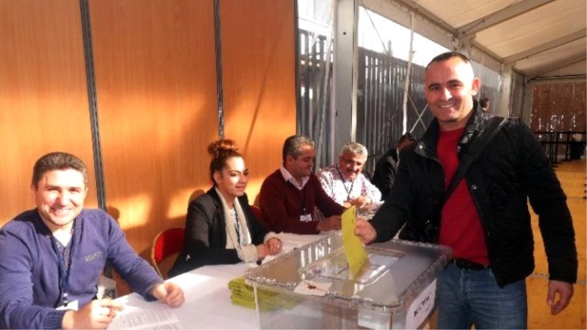 Fransa\'daki Türk Vatandaşları da Oy Kullanmaya Başladı