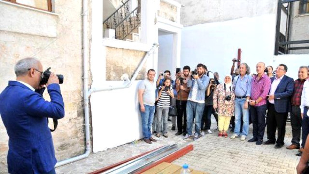 Halkevleri Üyelerinden Eski Bakanı Elvan\'a Protesto (2)
