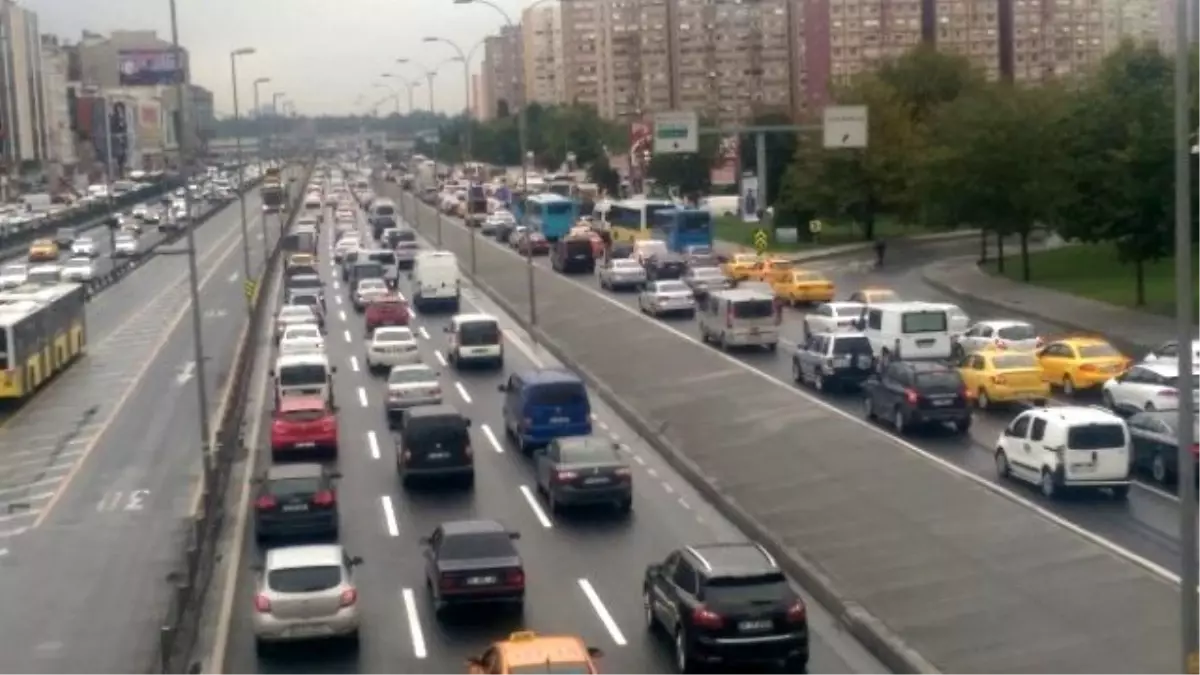 İstanbul\'da Yağmur Trafiği de Beraberinde Getirdi