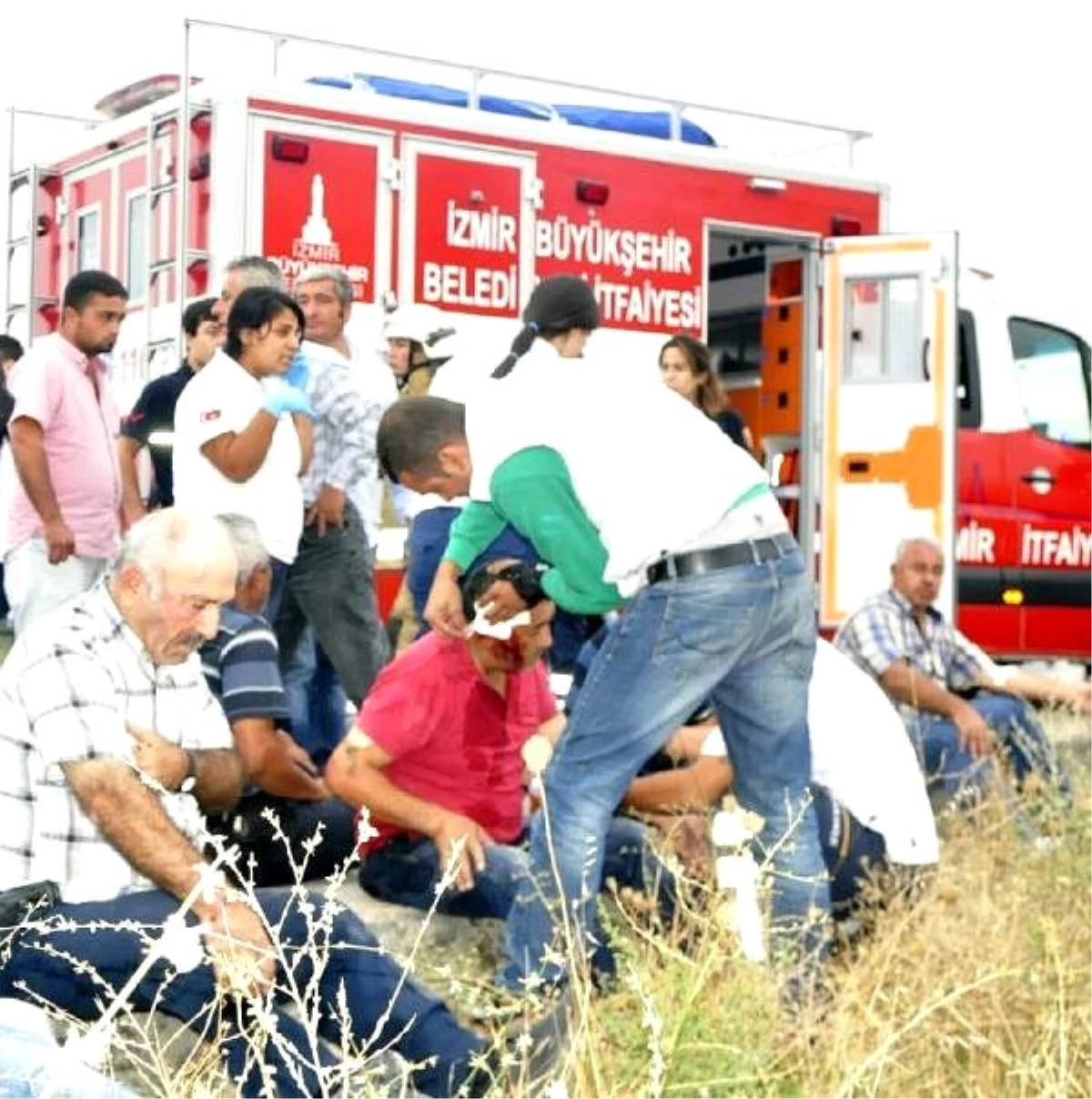Jandarma Aracıyla Belediye Servisi Çarpıştı: 12 Yaralı