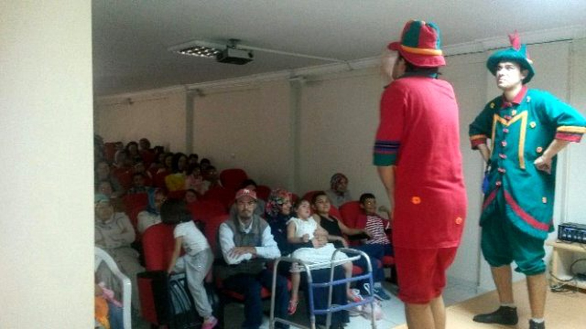 Karagöz ve Hacivat Turgutlulu Çocukları Sevindirdi