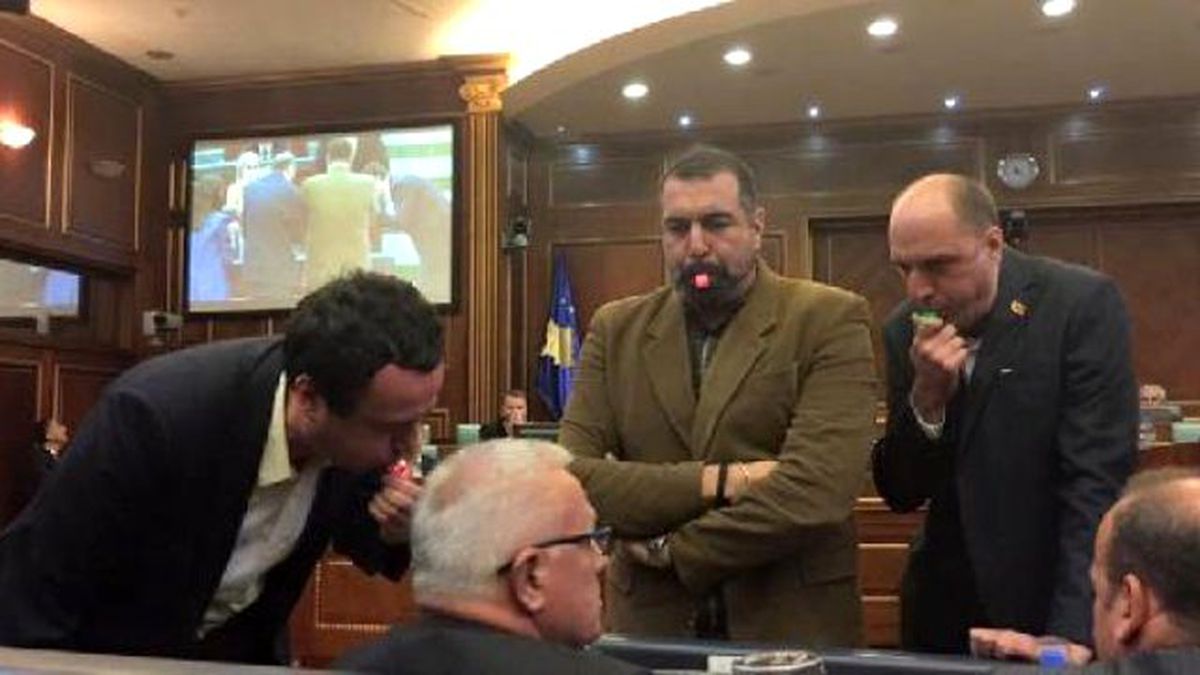 Kosova Meclisi'ne Göz Yaşartıcı Gaz Atıldı