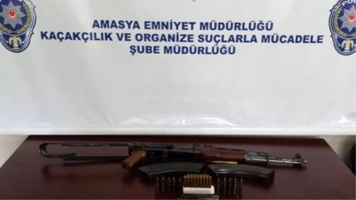 Köy Evinde Kalaşnikof Tüfek ve Tabanca Ele Geçirildi