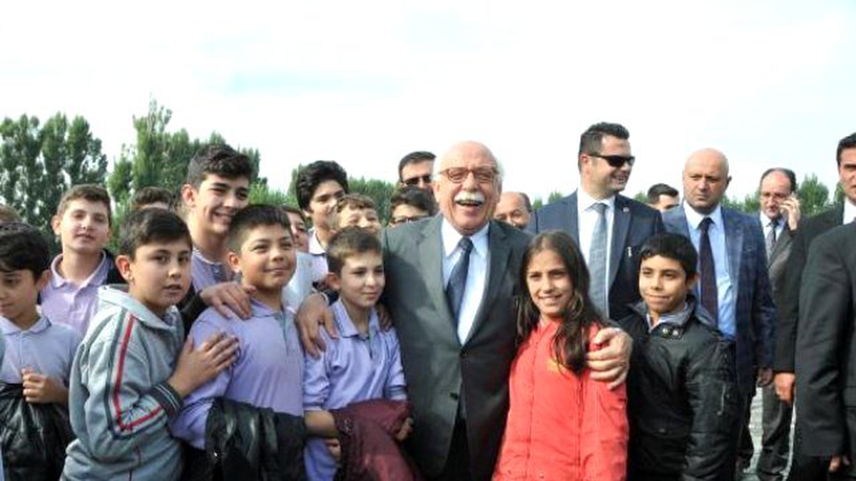 Öğrenciler Bakan Avcı\'nın Doğum Gününü Kutladı