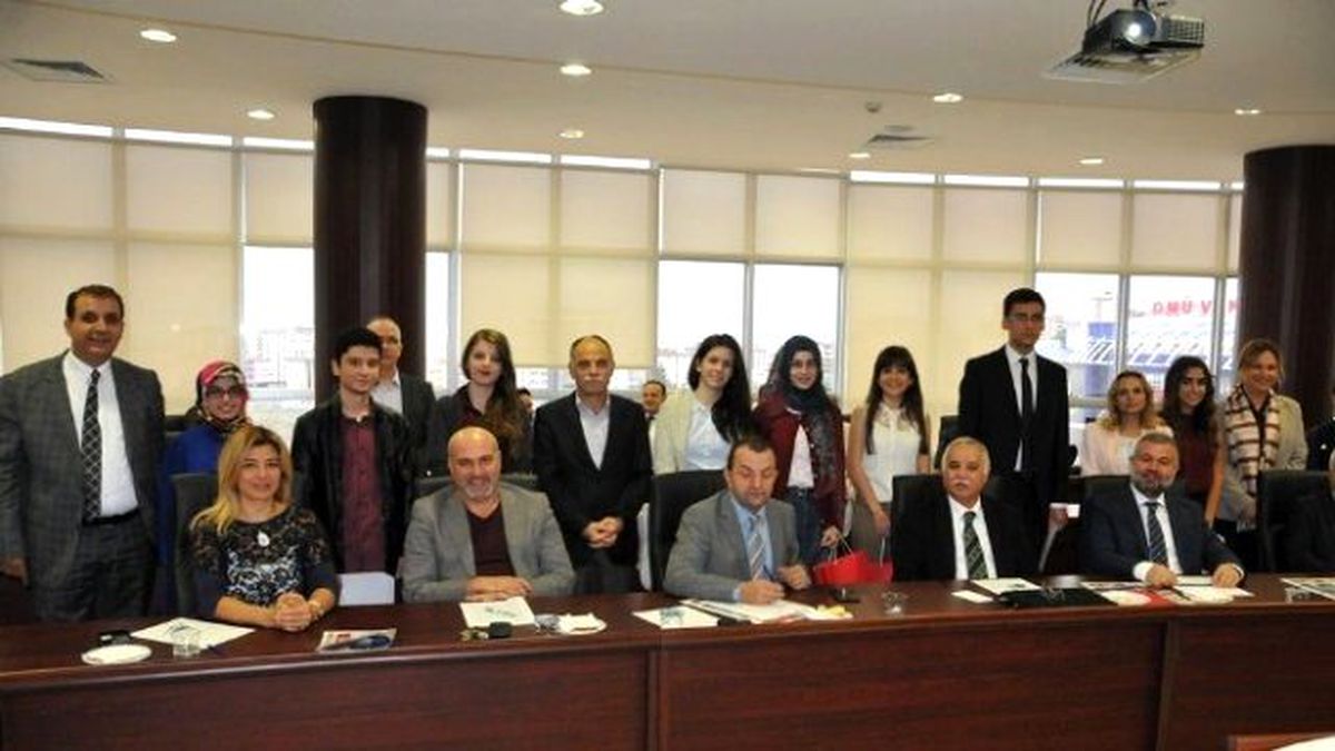 Omü\'yü Birincilikle Kazanan Öğrencilere Başarı Belgesi