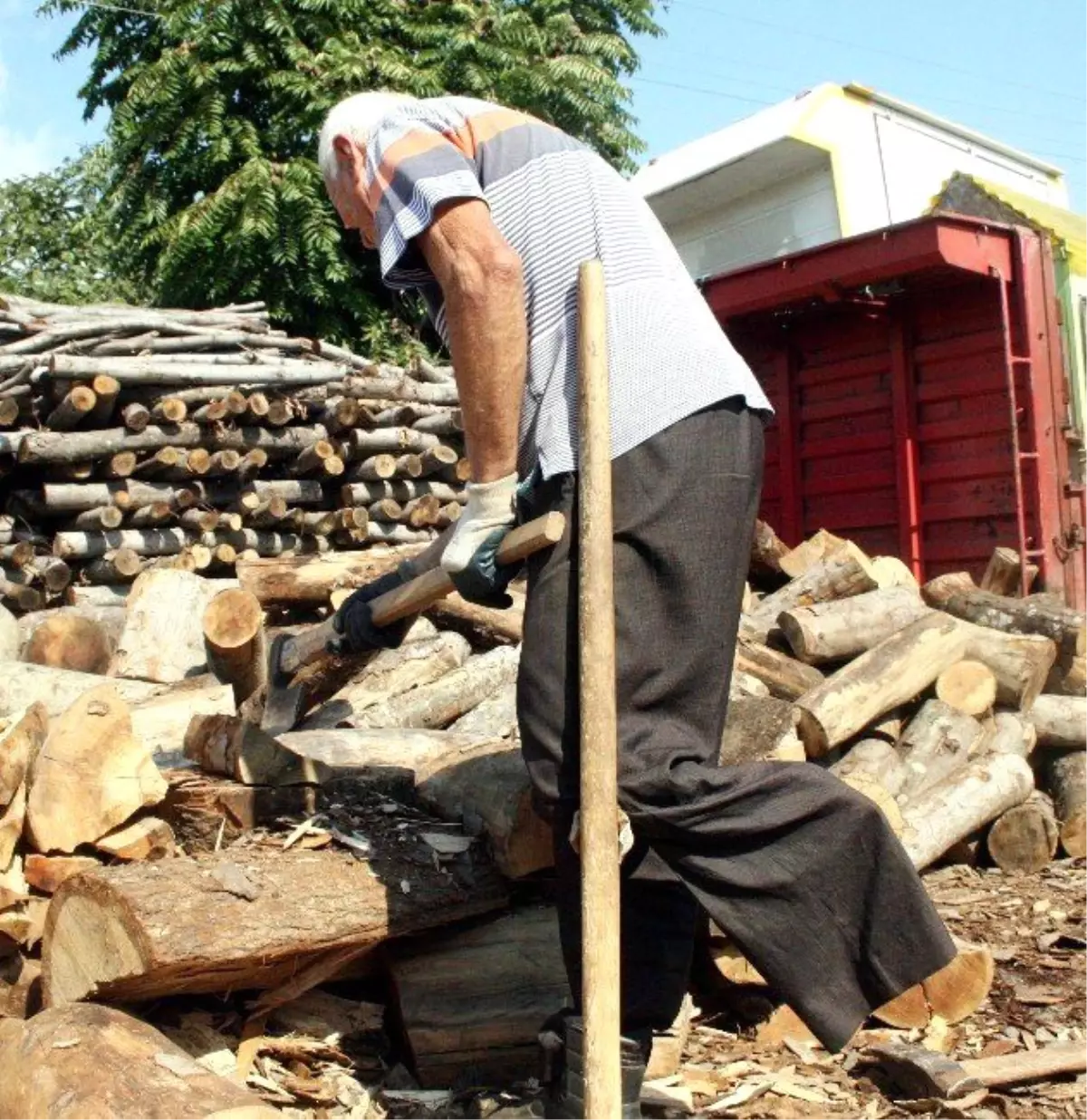 78 Yaşında Tek Bacağı Yok Ama Hala Odun Kırıyor