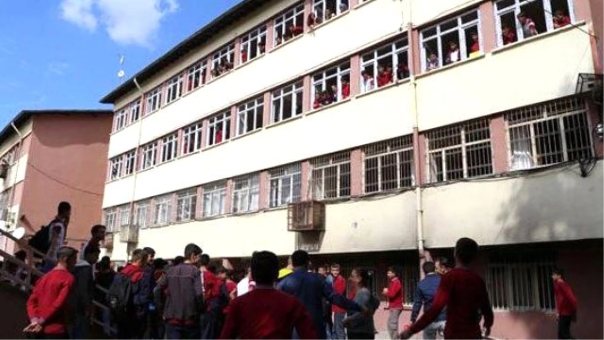 PKK\'lılar, Diyarbakır\'da Okul Bahçesine El Yapımı Bomba Attı