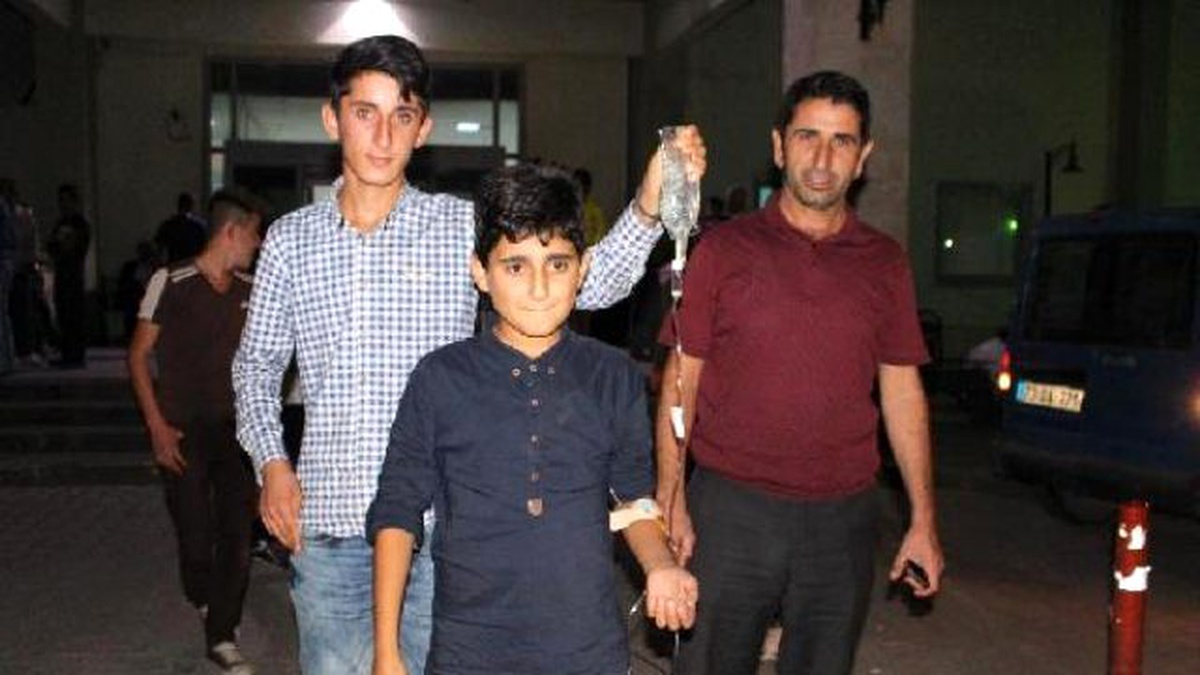 Silopi\'de 107 Öğrenci Yedikleri Tavuk Dönerden Zehirlendi