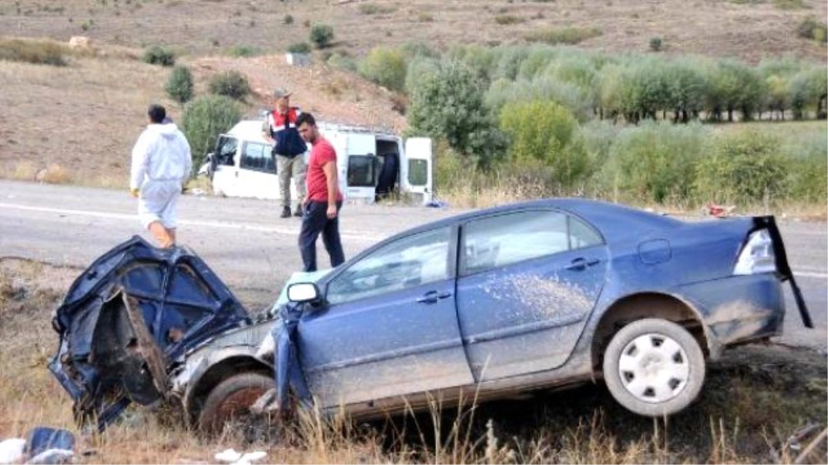 Sivas\'ta Minibüs ile Otomobil Çarpıştı: 1 Ölü, 9 Yaralı