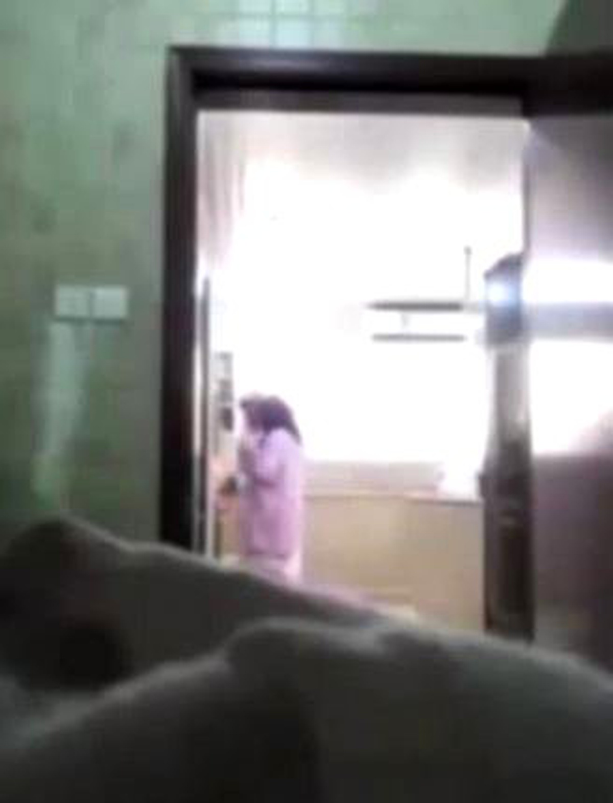 Белый парень натягивает смуглянку на записывающую видео скрытую камеру Белый парень натягивает смуглянку на записывающую видео скрытую камеру