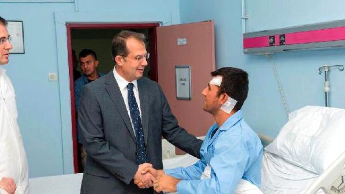Van Valisi, PKK\'nın Eşmepınar Karakolu\'nda Saldırısında Yaralanan Askerleri Ziyaret Etti