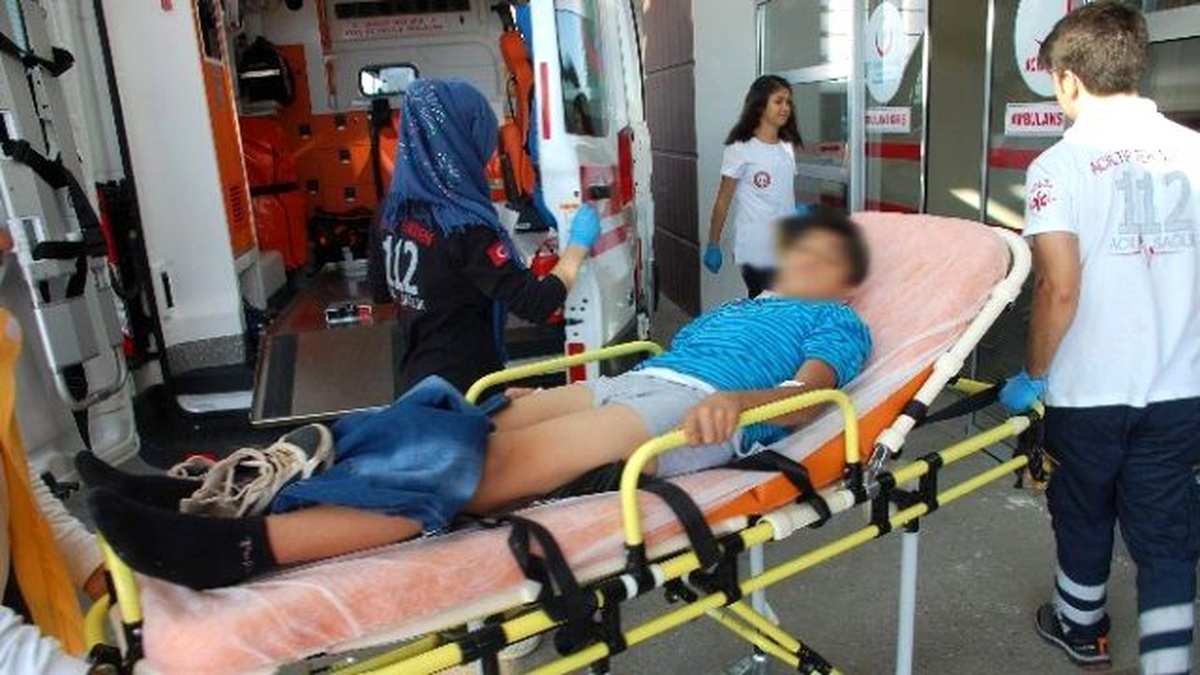 12 Yaşındaki Çocuk Bıçaklı Şakada Yaralandı