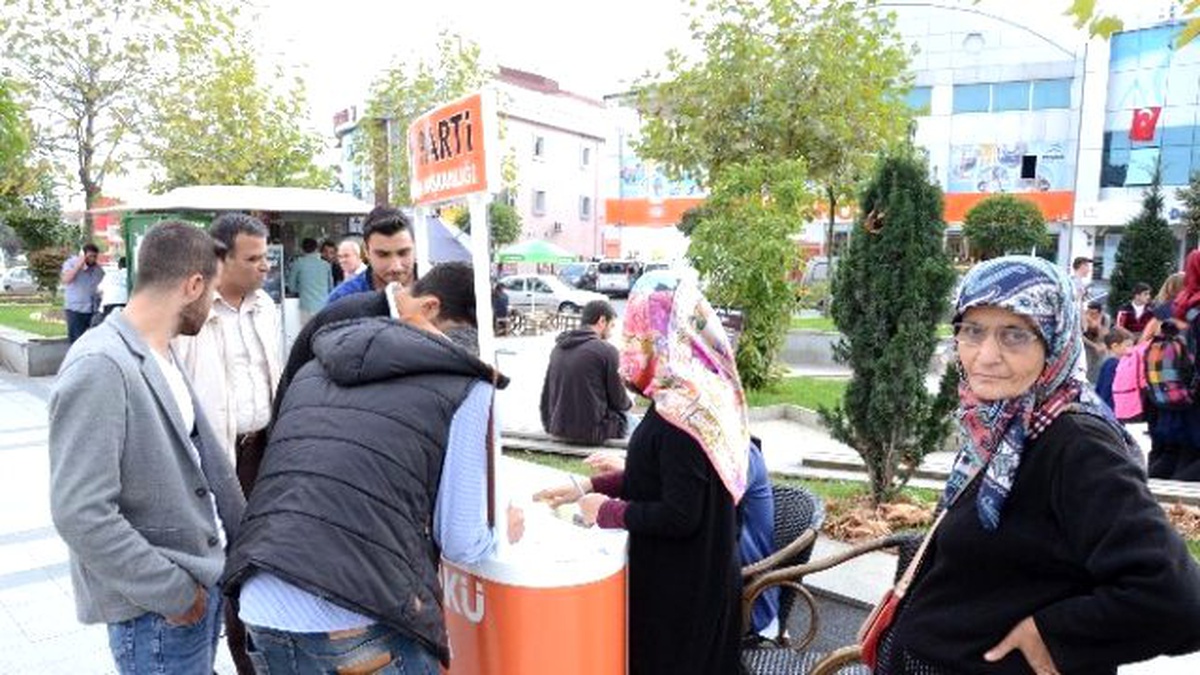 Ak Gençler Partiye Üye Yapıyor