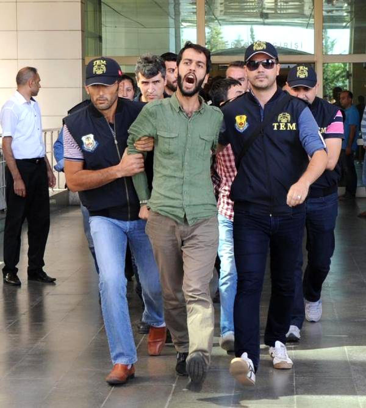 Antalya\'da Terör Örgütü Operasyonunda 11 Tutuklama