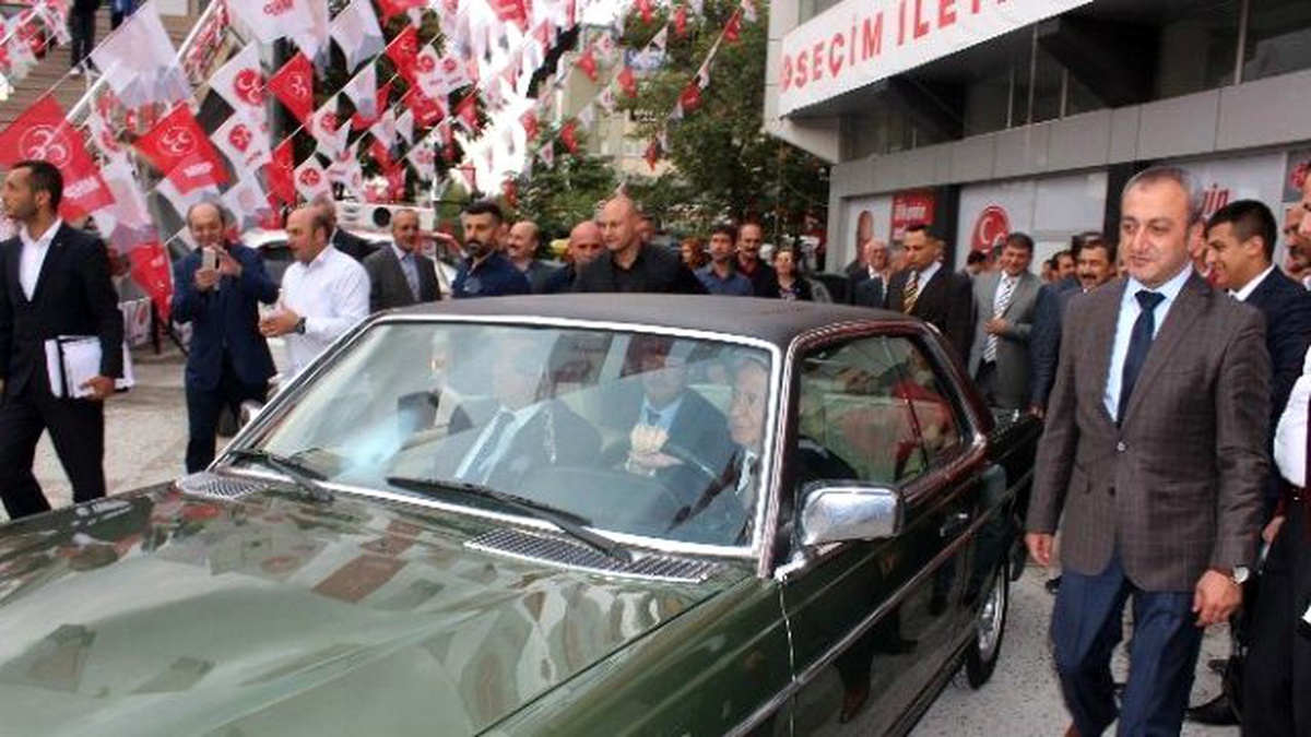 Bahçeli, Seçim İletişim Merkezine Kendi Arabasıyla Geldi
