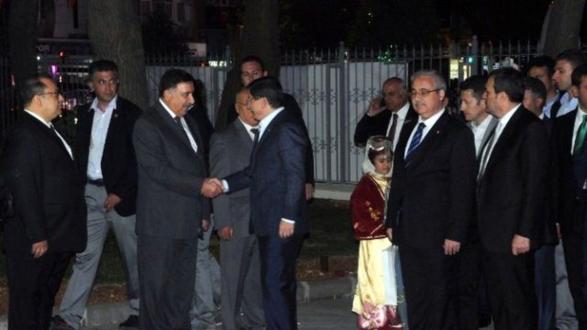 Başbakan Davutoğlu\'na Davullu Zurnalı Karşılama