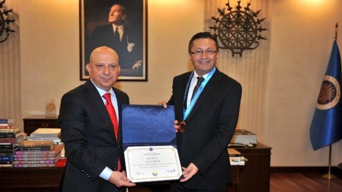 Başkan Tiryaki Doktora Diplomasını Aldı