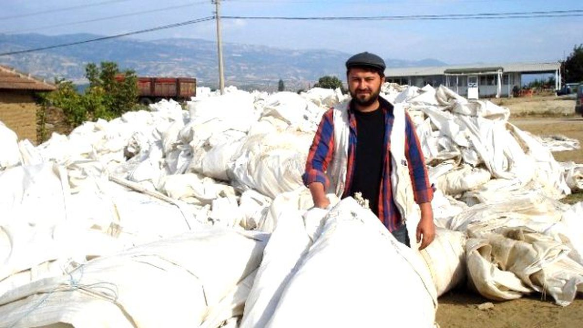 Beyaz Örtüler Masa Sandalye Olarak Geri Dönüyor