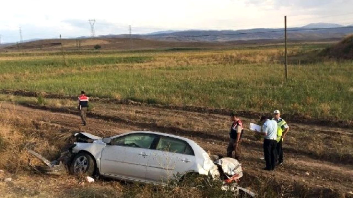 Çorum\'da Otomobil Şarampole Devrildi: 1 Ölü, 2 Ağır Yaralı