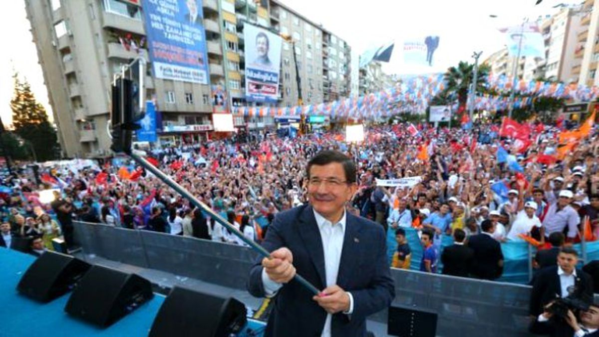 Davutoğlu'ndan Sahnede Selfie