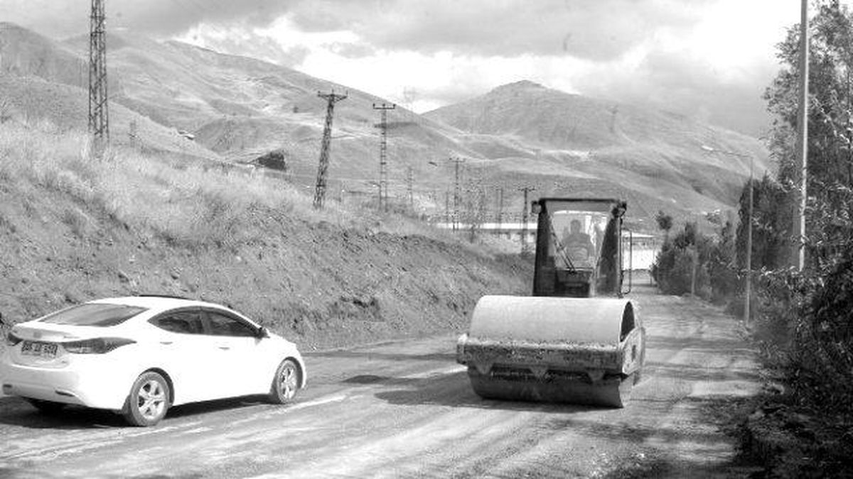 Hakkari\'de Yol Onarım Çalışması