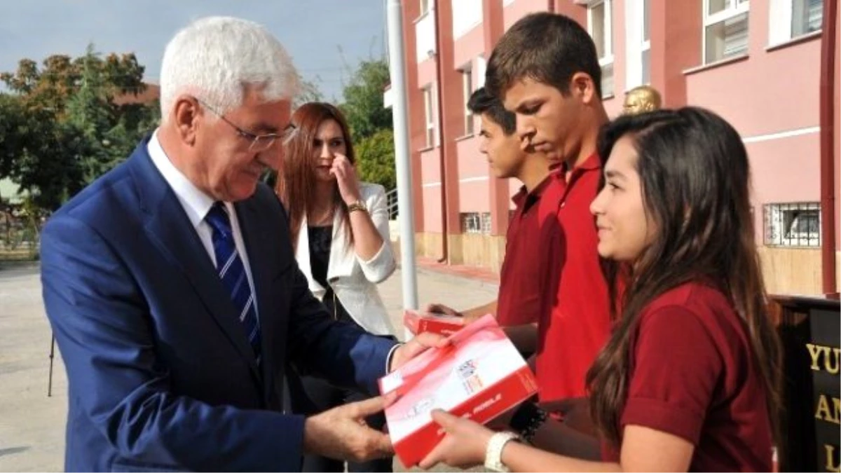 Karaman\'da Öğrencilere Tablet Bilgisayar Dağıtıldı