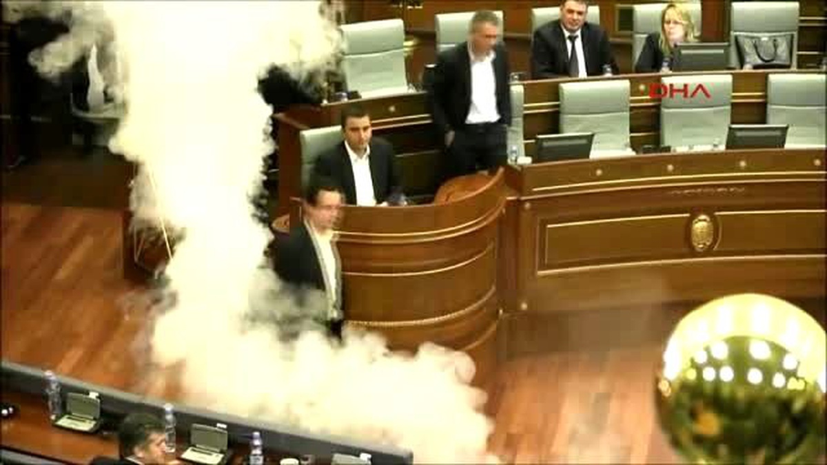 Kosova Meclis Genel Kurul Salonuna Göz Yaşartıcı Gaz Atan Muhalefete Karşı Tepkiler Büyüyor