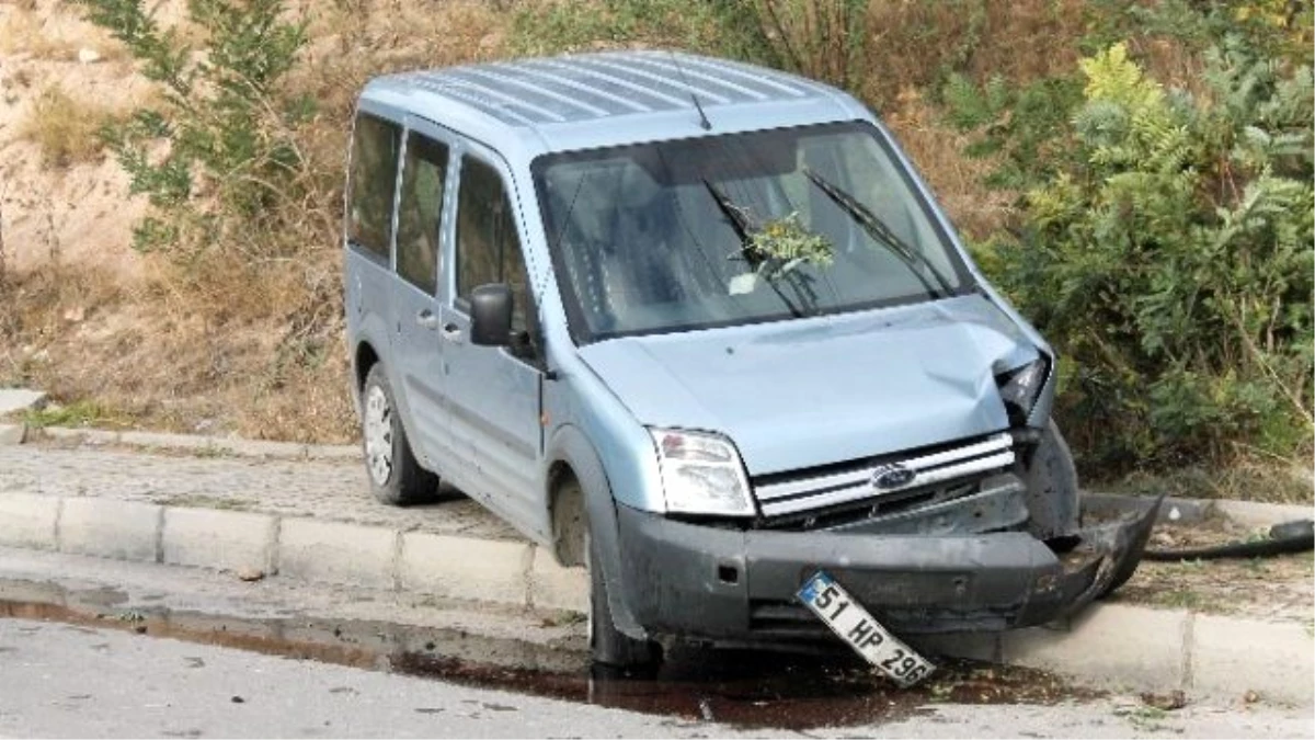 Niğde\'de Polis Ekipleri Kaza Yaptı: 2 Yaralı